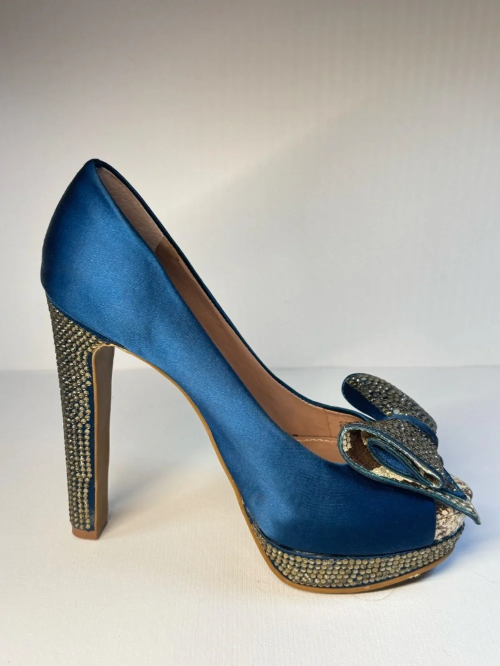 Vince Camuto Teal Blue Satin Rhinestone Bow Peep Toe Heels 6B Statement Pumps